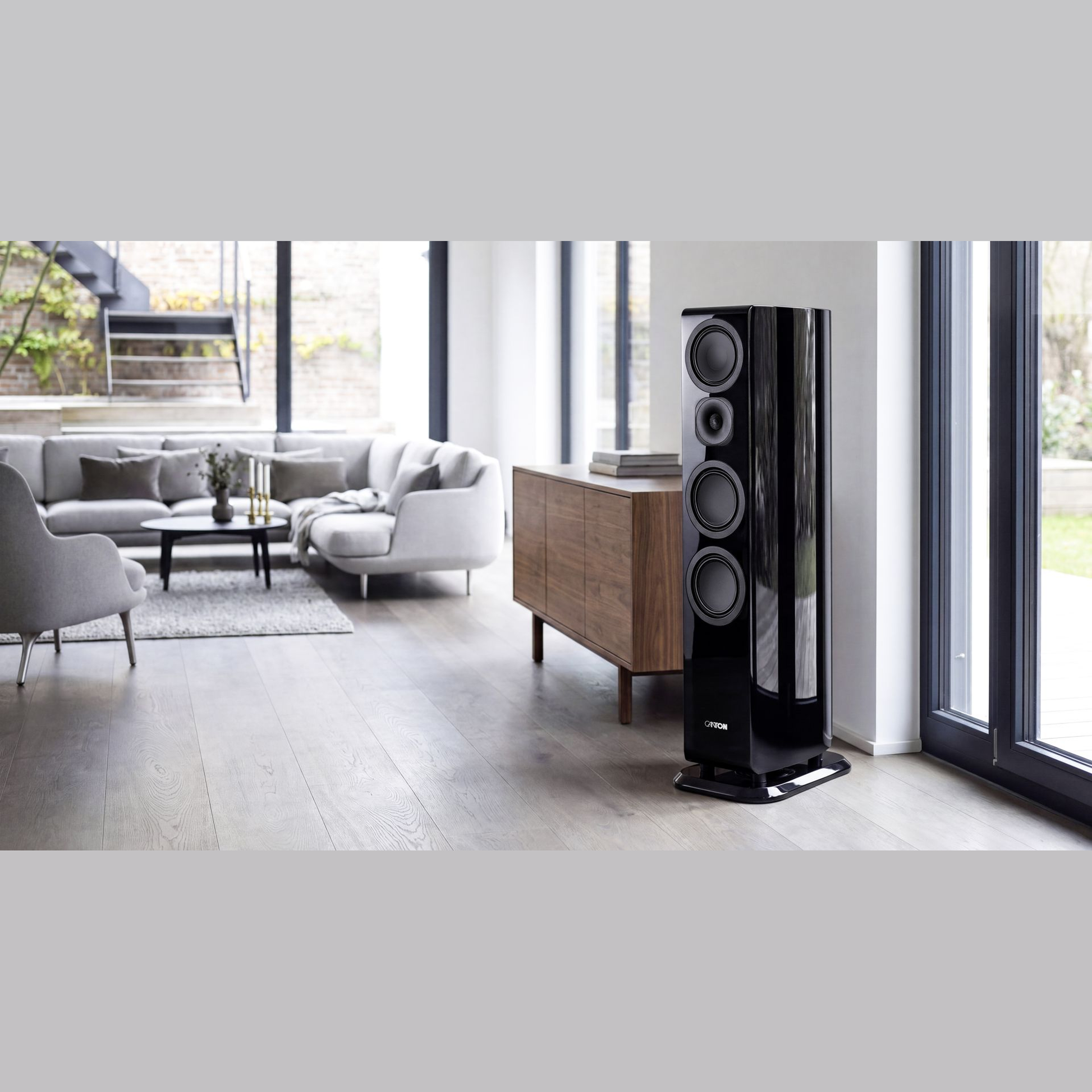Canton Vento 81 Standlautsprecher Schwarz Lifestyle im hellen Wohnraum neben Sideboard