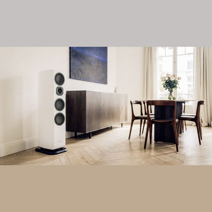 Canton Vento 81 Standlautsprecher Weiss Lifestyle im Wohnraum mit Esstisch und Sideboard