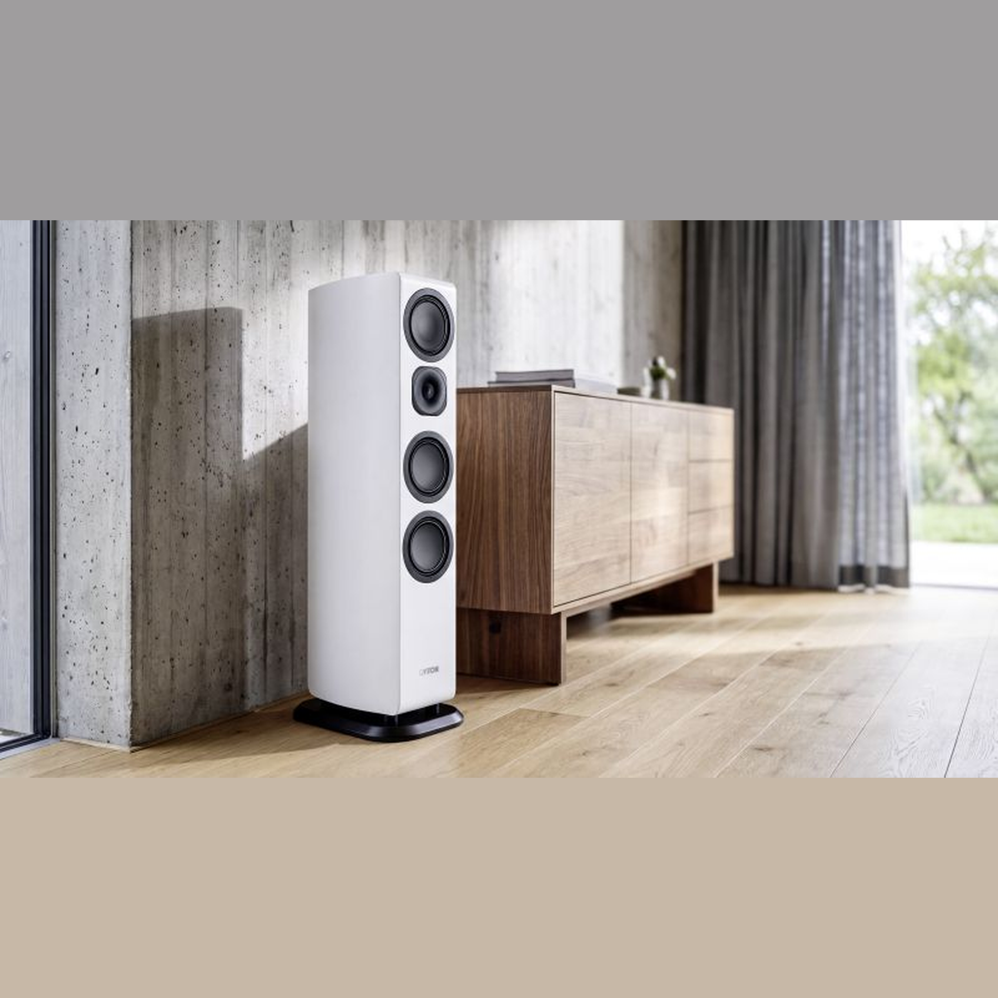 Canton Vento 81 Standlautsprecher Weiss Lifestyle im Wohnraum vor Sichtbetonwand