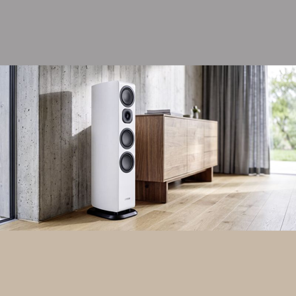 Canton Vento 81 Standlautsprecher Weiss Lifestyle im Wohnraum vor Sichtbetonwand