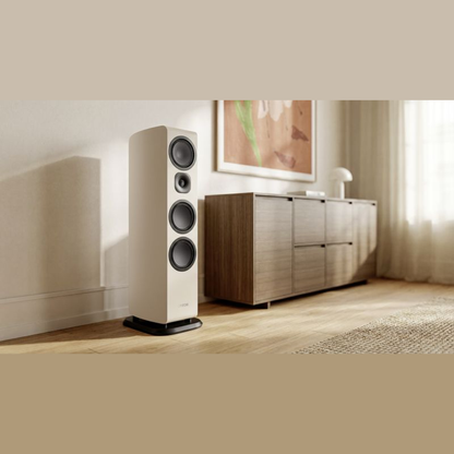 Canton Vento 91 Standlautsprecher Lifestyle im Wohnraum neben hellem Sideboard