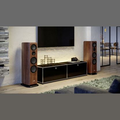 Canton Vento 91 Standlautsprecher Nussbaum Lifestyle im Wohnzimmer neben Fernseher und Sideboard