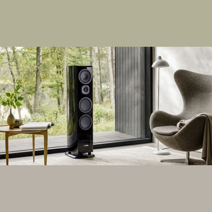 Canton Vento 91 Standlautsprecher Schwarz Lifestyle im Wohnraum vor bodentiefem Fenster