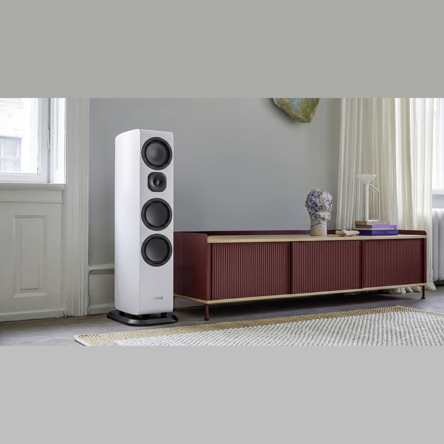 Canton Vento 91 Standlautsprecher Weiss Lifestyle im Wohnraum neben rotem Sideboard