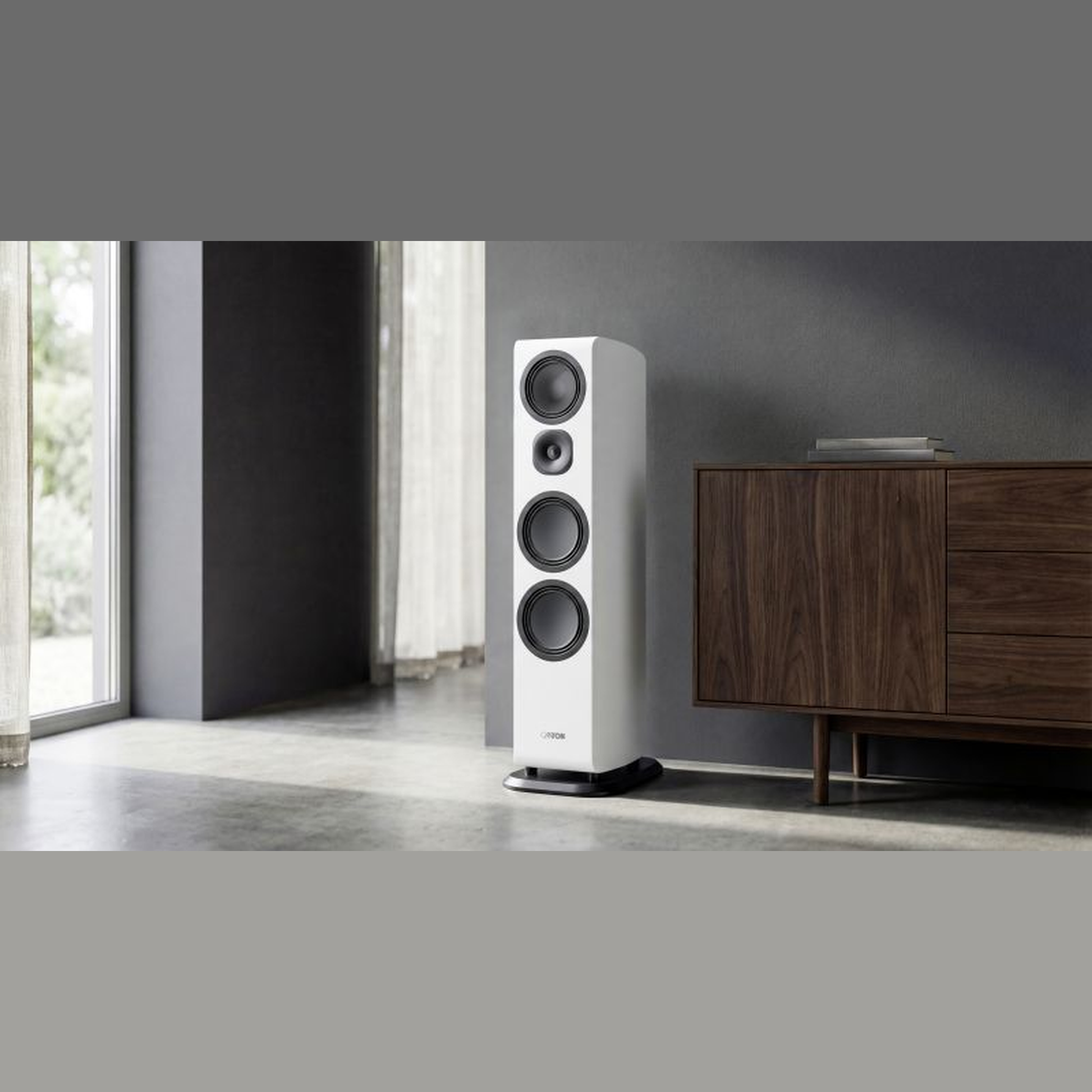 Canton Vento 91 Standlautsprecher Weiss Lifestyle im Wohnraum an dunkler Wand neben Sideboard