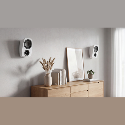 Canton Vento AR 1 Atmos-Lautsprecher Weiss Lifestyle als Paar an der Wand über einer Kommode