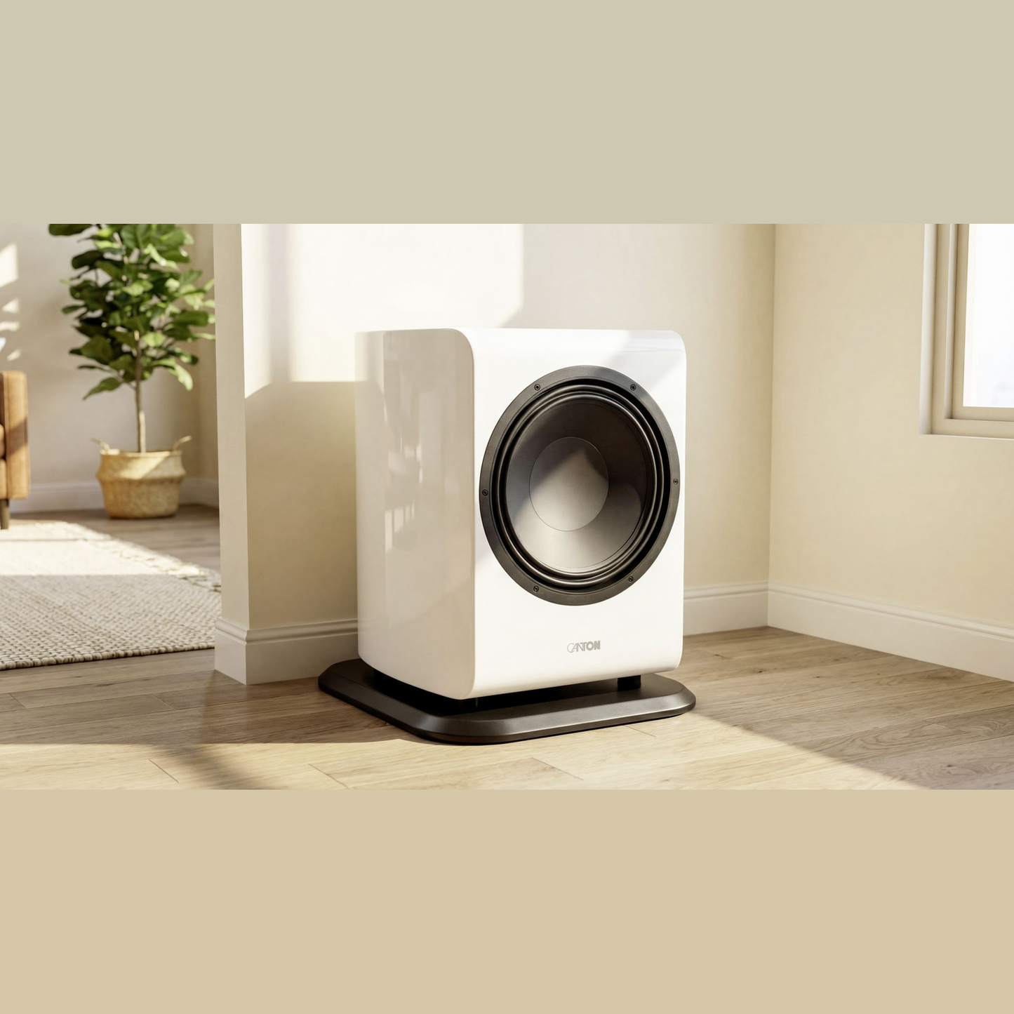 Canton Vento Sub 1 Aktiv-Subwoofer Lifestyle in sonnendurchflutetem Raum mit Zimmerpflanze, Weiss Hochglanz
