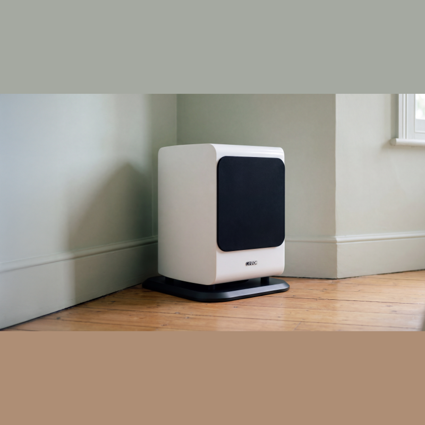 Canton Vento Sub 1 Aktiv-Subwoofer Lifestyle in der Zimmerecke an grüner Wand, Weiss matt mit Abdeckung