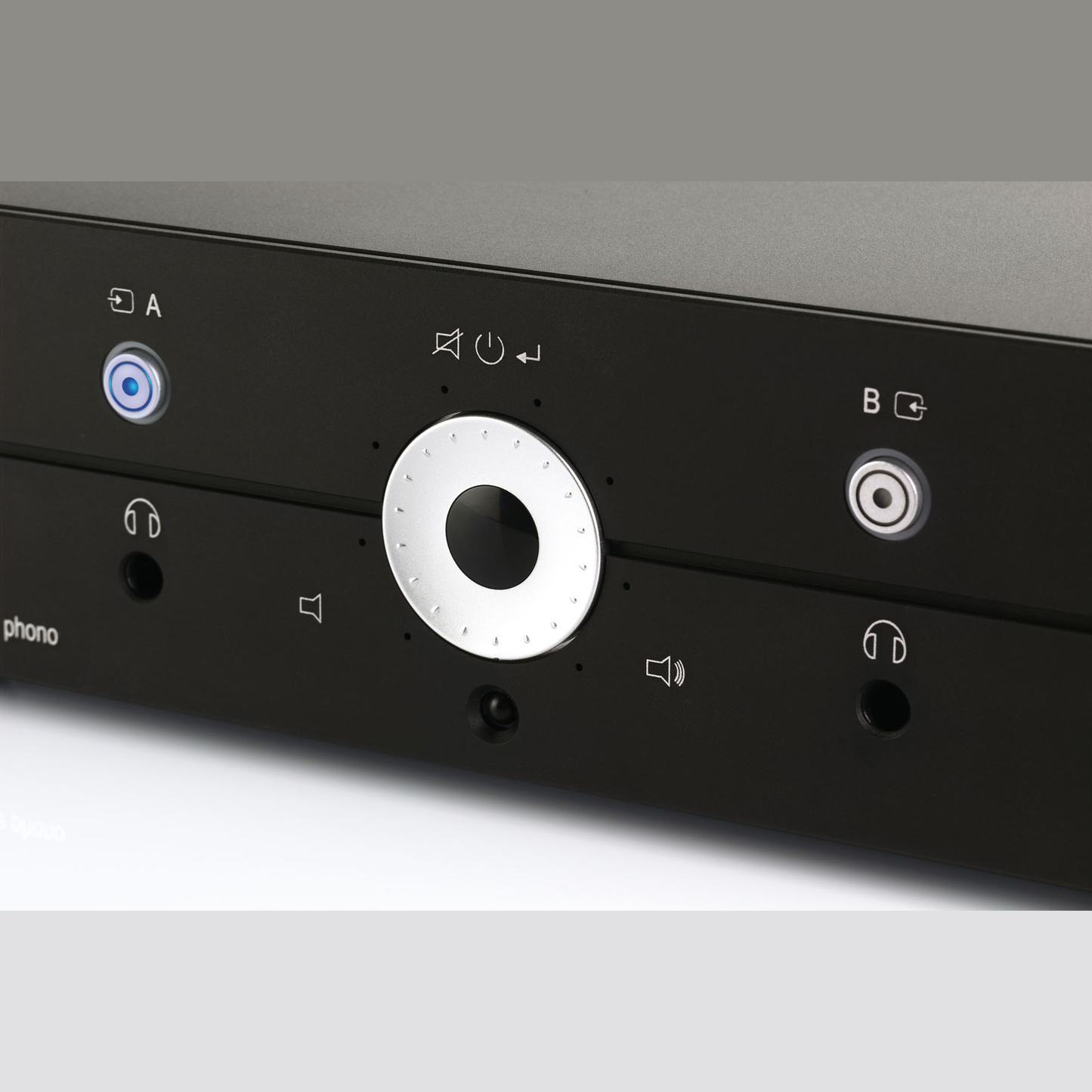 Clearaudio Balance Reference Phono-Vorverstärker Schwarz Detailansicht Bedienfeld mit Lautstärkering
