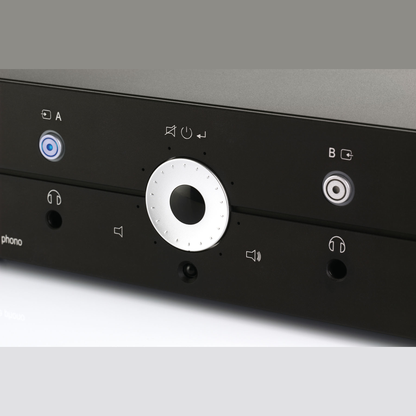 Clearaudio Balance Reference Phono-Vorverstärker Schwarz Detailansicht Bedienfeld mit Lautstärkering