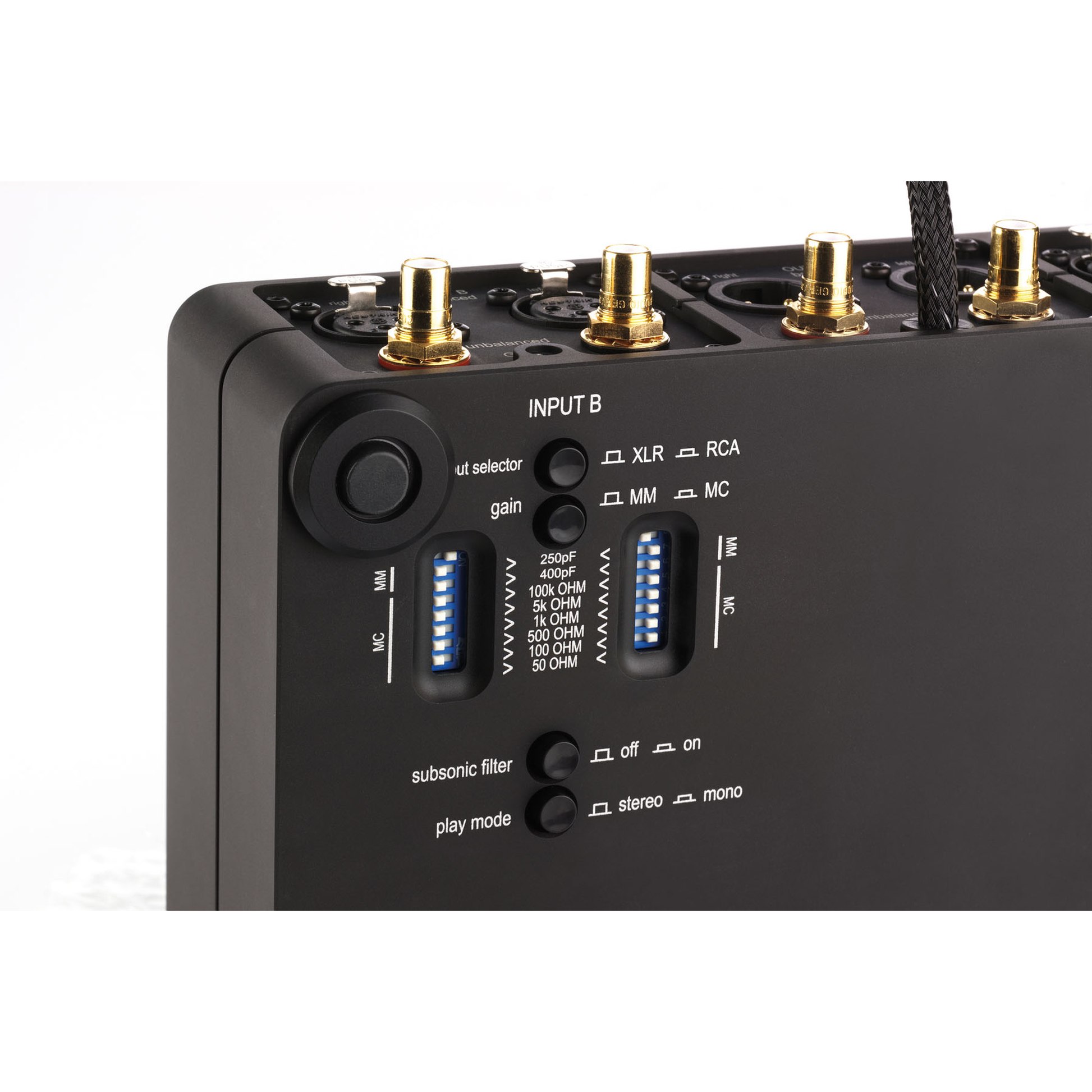 Clearaudio Balance Reference Phono-Vorverstärker Schwarz Unteransicht mit DIP-Schaltern für Input B und Gain