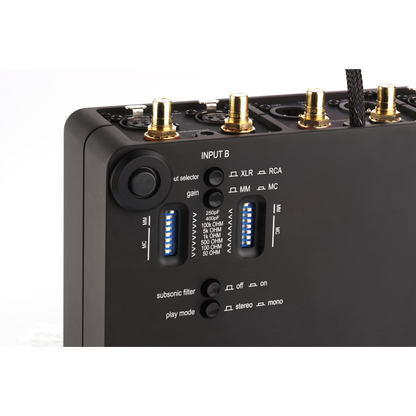 Clearaudio Balance Reference Phono-Vorverstärker Schwarz Unteransicht mit DIP-Schaltern für Input B und Gain
