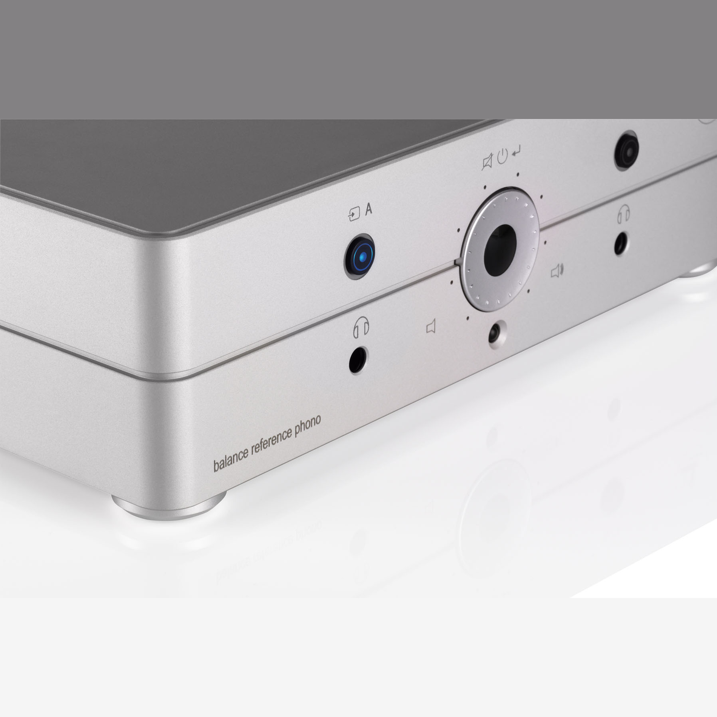 Clearaudio Balance Reference Phono-Vorverstärker Silber Detailansicht Bedienfeld mit Lautstärkering