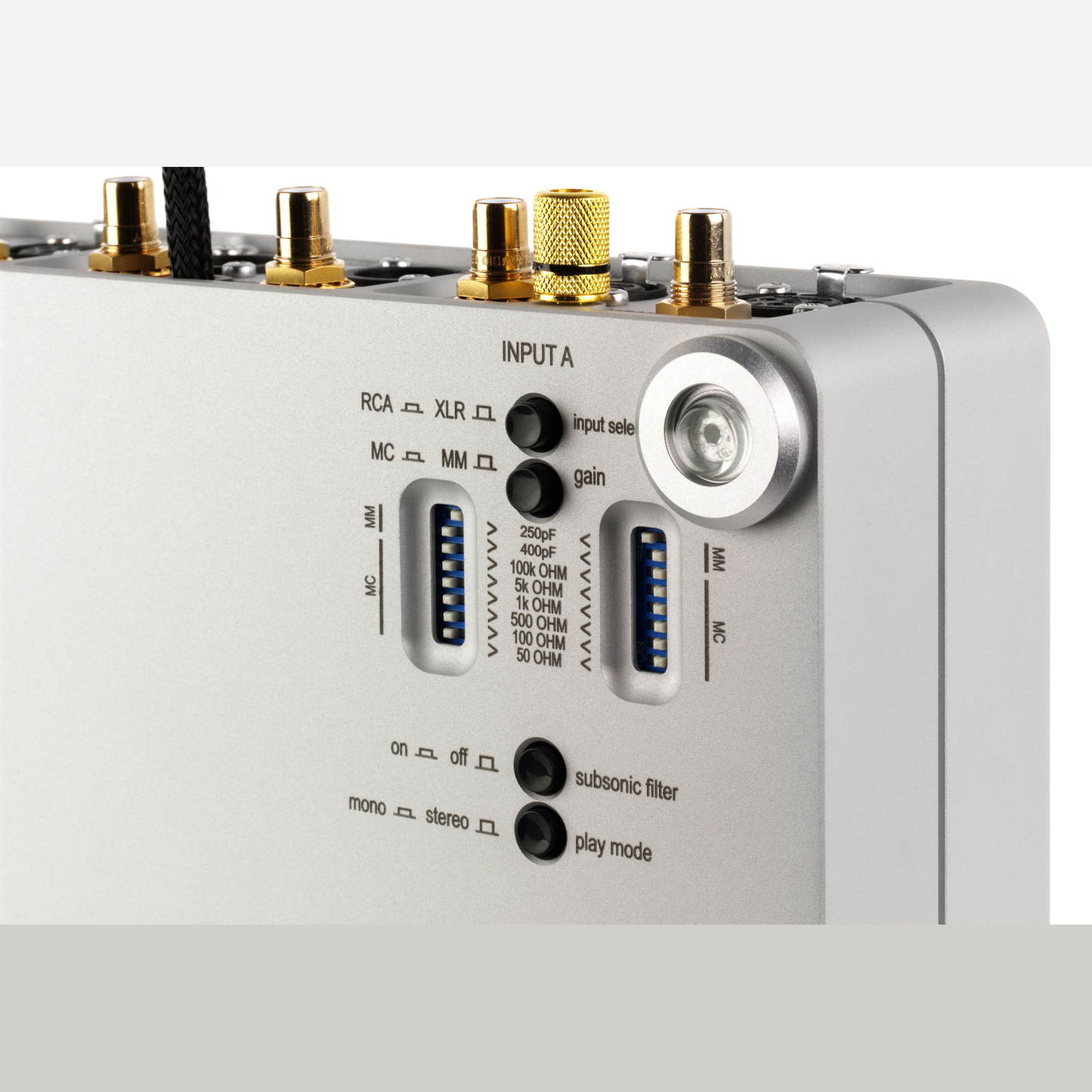Clearaudio Balance Reference Phono-Vorverstärker Silber Unteransicht mit DIP-Schaltern für Input A und Gain