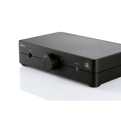 Clearaudio Balance V2 Phono-Vorverstärker Schwarz Schrägansicht mit Lautstärkeregler und Kopfhörerausgang