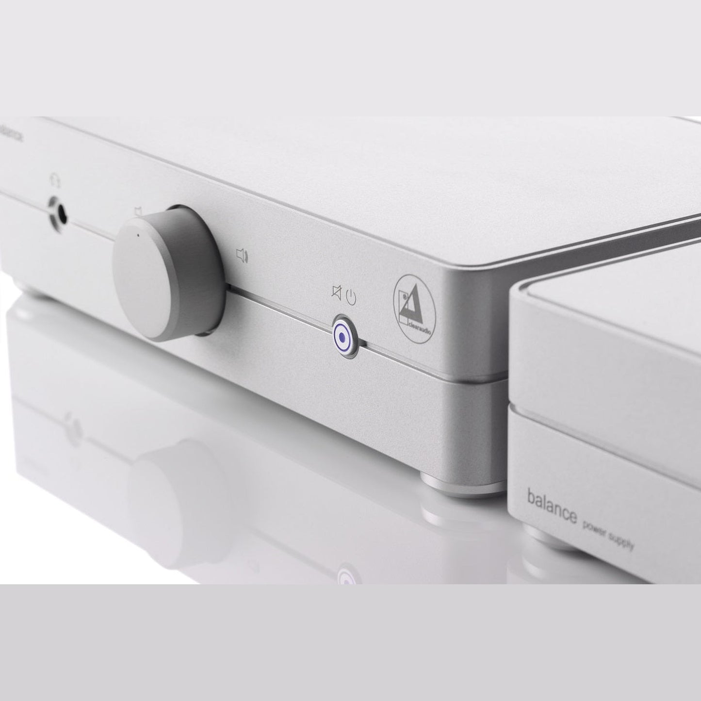 Clearaudio Balance V2 Phono-Vorverstärker Silber Detailansicht Bedienelemente mit Standby-Taster und Netzteil