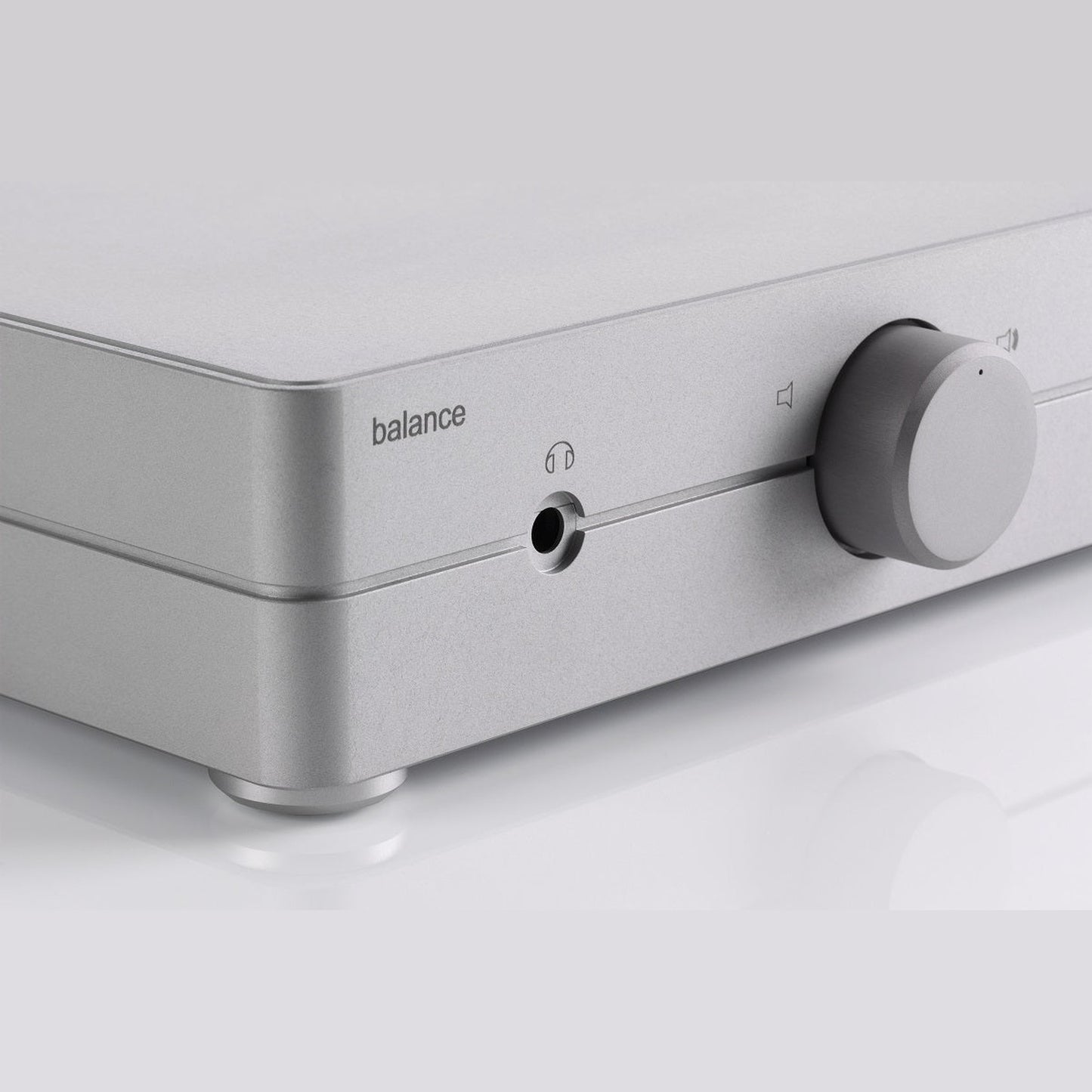Clearaudio Balance V2 Phono-Vorverstärker Silber Detailansicht Frontblende mit Kopfhörerbuchse und Lautstärkeregler