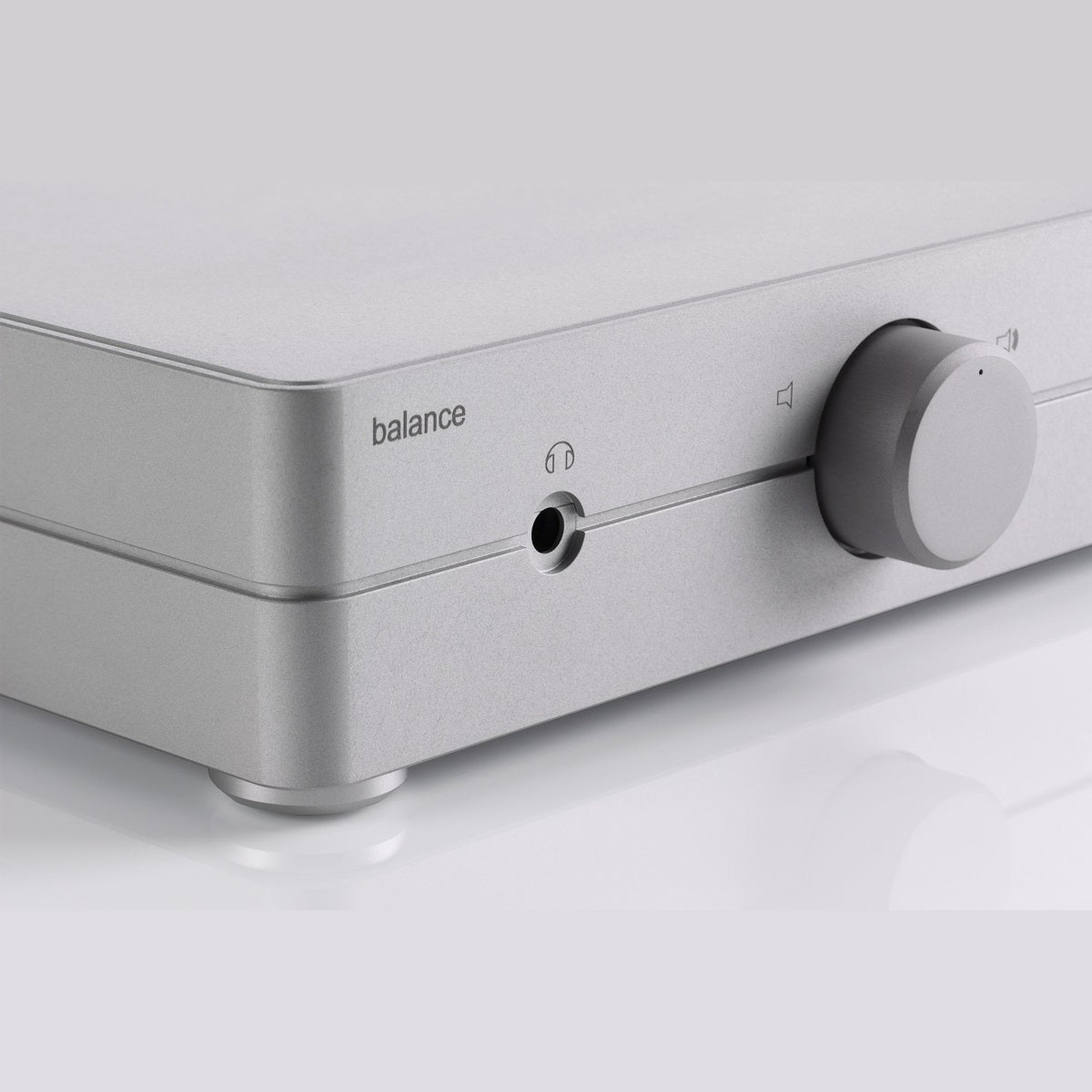Clearaudio Balance V2 Phono-Vorverstärker Silber Detailansicht Frontblende mit Kopfhörerbuchse und Lautstärkeregler