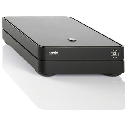 Clearaudio Basic V2 Phono-Vorverstärker Schwarz Schrägansicht mit Ein-Aus-Taster auf der Deckplatte
