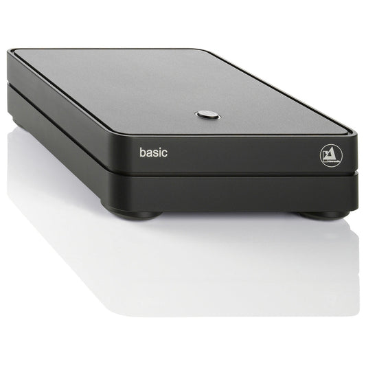 Clearaudio Basic V2 Phono-Vorverstärker Schwarz Schrägansicht mit Ein-Aus-Taster auf der Deckplatte