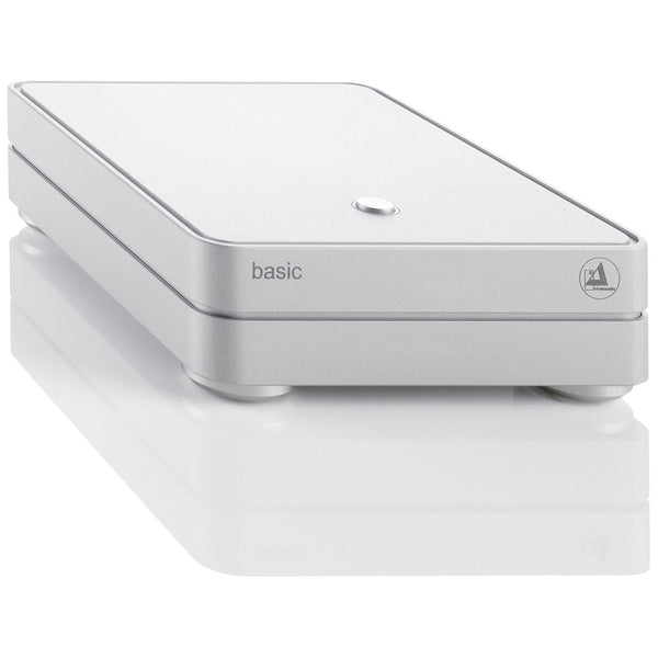 Clearaudio Basic V2 Phono-Vorverstärker Silber Schrägansicht mit Ein-Aus-Taster auf der Deckplatte