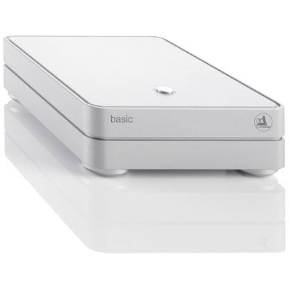 Clearaudio Basic V2 Phono-Vorverstärker Silber Schrägansicht mit Ein-Aus-Taster auf der Deckplatte