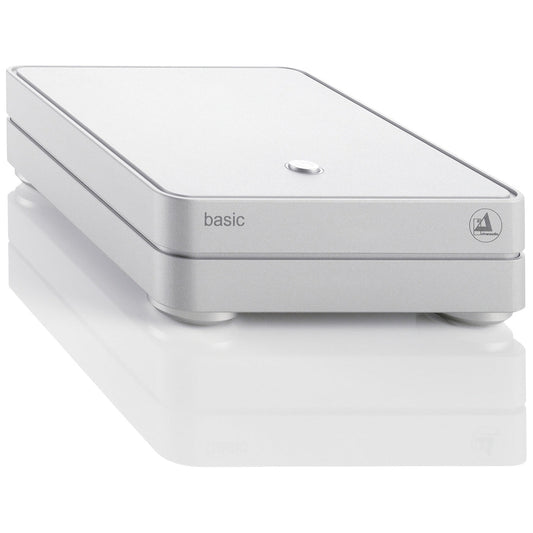 Clearaudio Basic V2 Phono-Vorverstärker Silber Schrägansicht mit Ein-Aus-Taster auf der Deckplatte