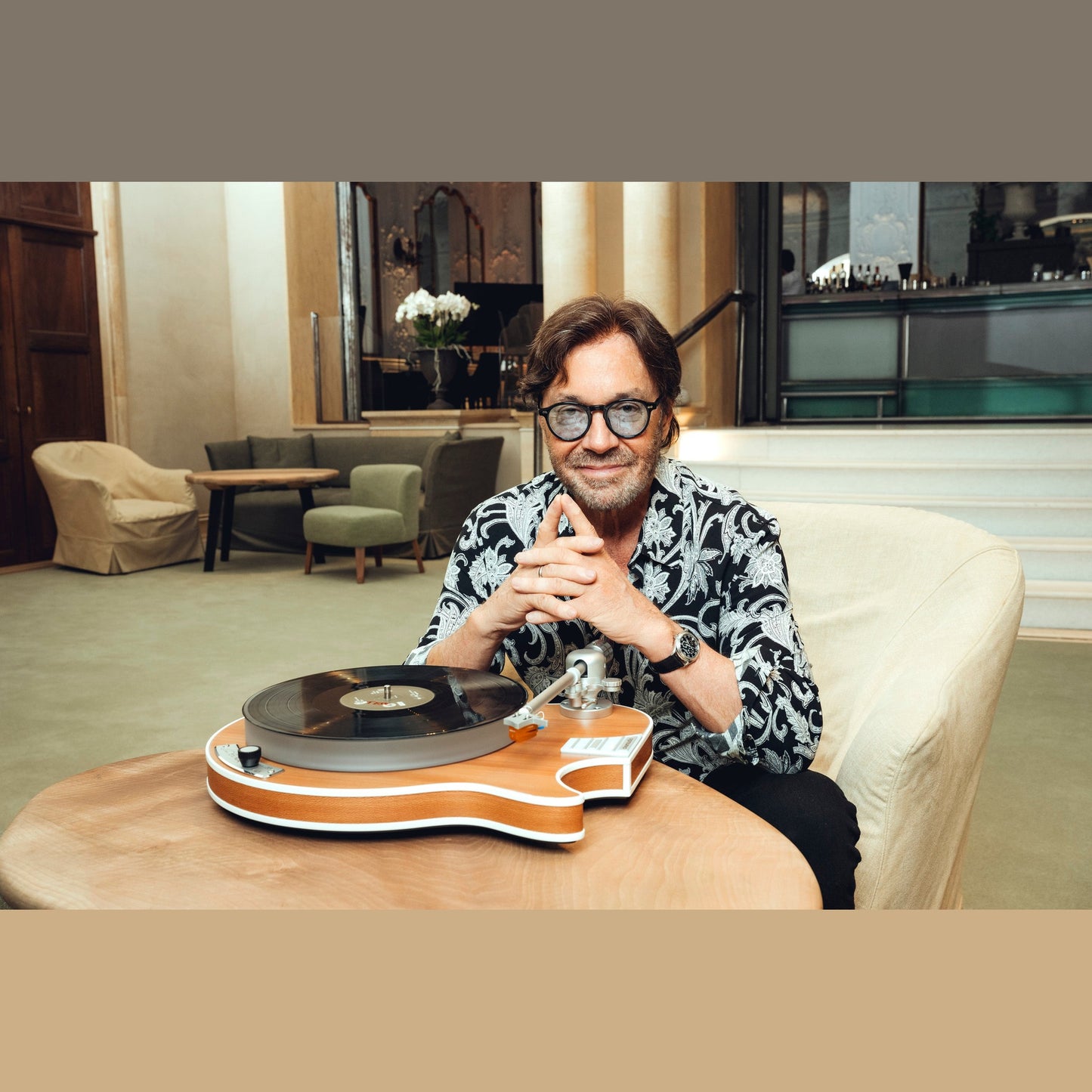 Clearaudio Celebrity Al Di Meola Plattenspieler Lifestyle mit Musiker am Beistelltisch, Holzzarge