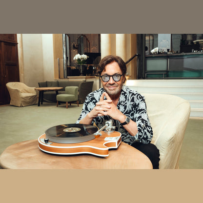 Clearaudio Celebrity Al Di Meola Plattenspieler Lifestyle mit Musiker am Beistelltisch, Holzzarge