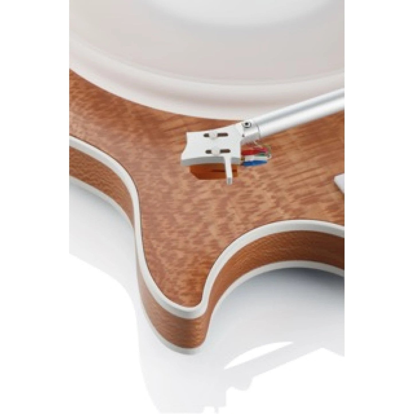 Clearaudio Celebrity Al Di Meola Plattenspieler Detailansicht Tonarmrohr und Headshell mit Verkabelung