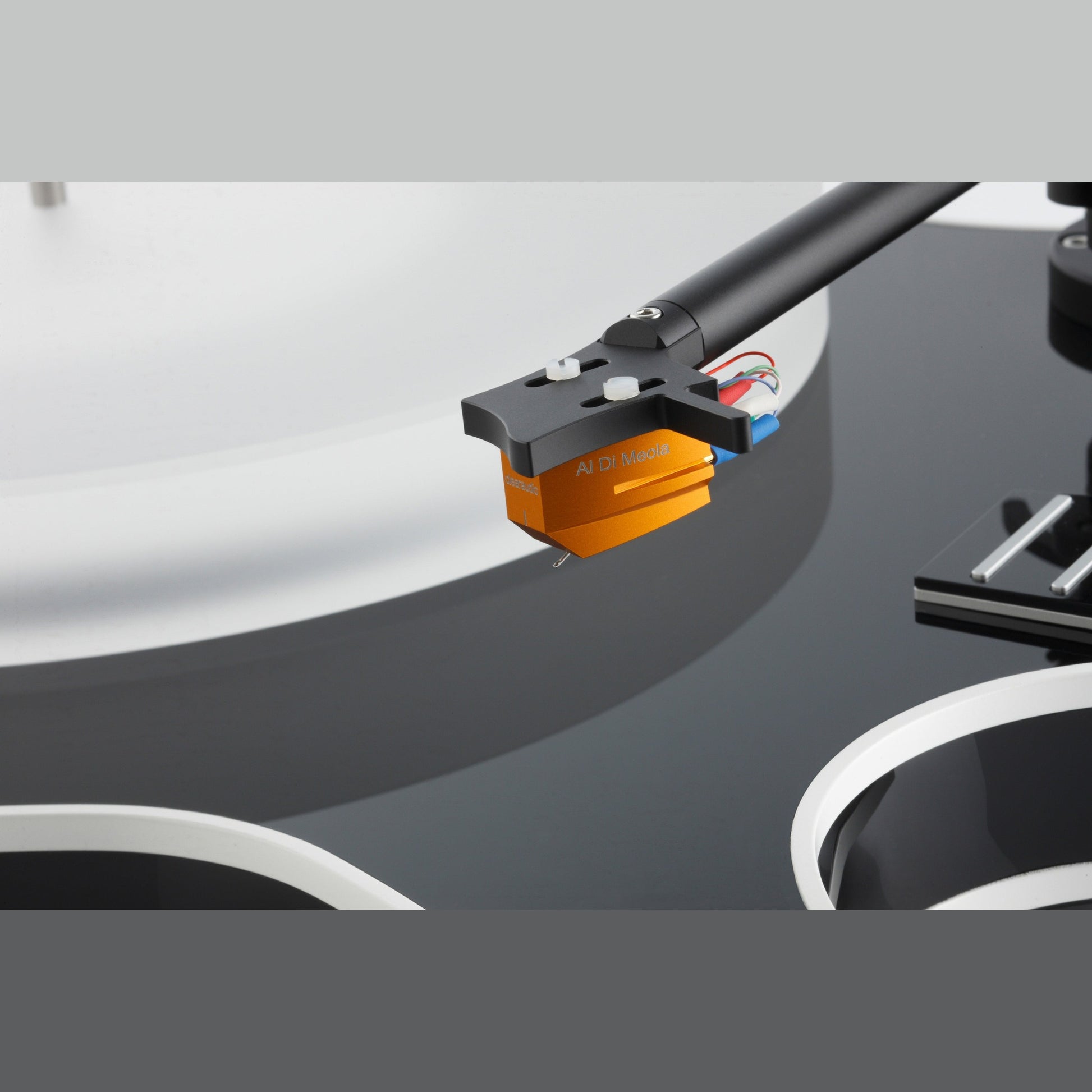 Clearaudio Celebrity Al Di Meola Plattenspieler Detailansicht Tonabnehmer mit orangem Gehäuse, Schwarz