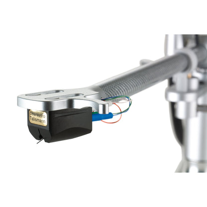 Clearaudio Clarify 9-Zoll-Tonarm Detailansicht Headshell mit montiertem Tonabnehmer und Innenverkabelung