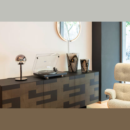 Clearaudio compass Plattenspieler Lifestyle auf dunklem Sideboard im Wohnraum, Schwarz