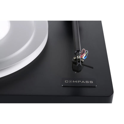 Clearaudio compass Plattenspieler Detailansicht Headshell mit Tonabnehmer und Tonarmrohr, Schwarz
