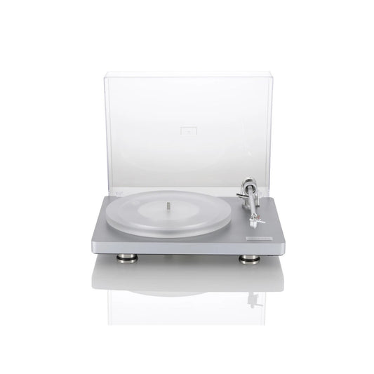 Clearaudio compass Plattenspieler Frontansicht mit Acryl-Staubschutzhaube, Plattenteller und Tonarm, Silber
