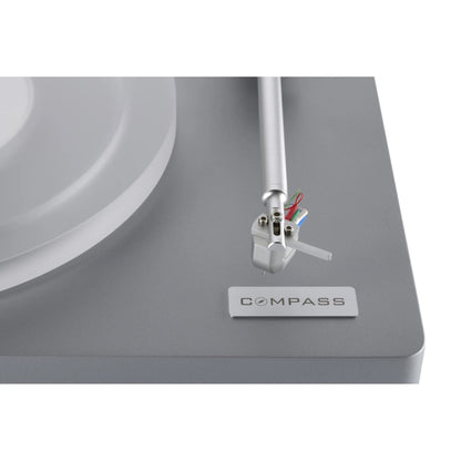 Clearaudio compass Plattenspieler Detailansicht Headshell mit montiertem Tonabnehmer, Silber