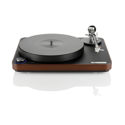 Clearaudio concept Signature Plattenspieler Frontansicht mit Tonarm, Tonabnehmer und Zarge in dunklem Holz