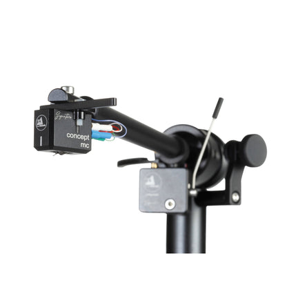 Clearaudio concept Signature Plattenspieler Detailansicht Tonarm mit montiertem Tonabnehmer concept MC