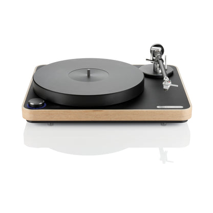 Clearaudio concept Signature Plattenspieler Frontansicht mit schwarzem Plattenteller und Holzzarge