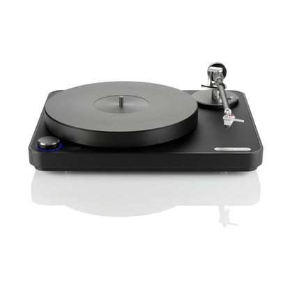 Clearaudio concept Signature Plattenspieler Frontansicht, schwarzes Chassis mit Tonarm und Plattenteller