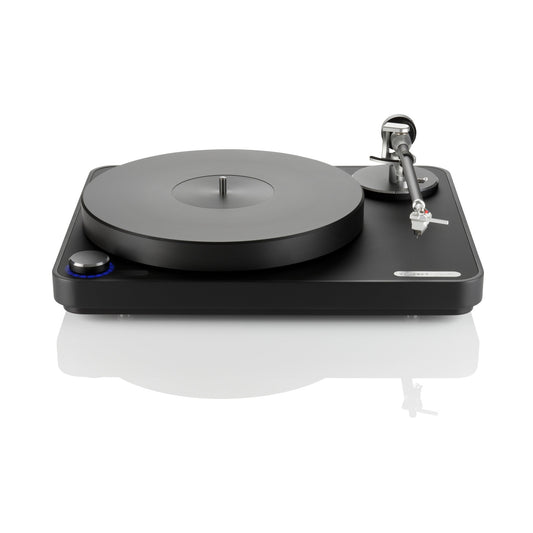 Clearaudio concept Signature Plattenspieler Frontansicht, schwarzes Chassis mit Tonarm und Plattenteller