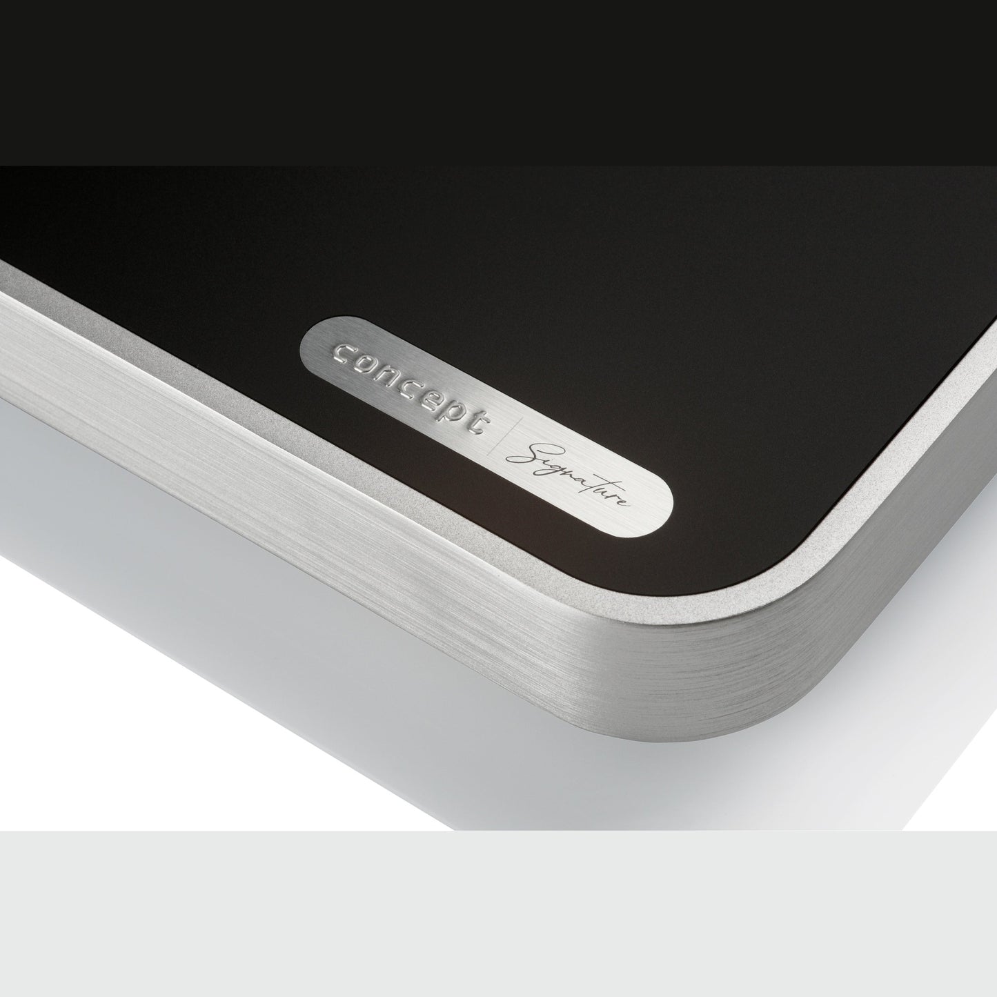 Clearaudio concept Signature Plattenspieler Detailansicht Namenszug auf der Chassis-Ecke, Silber