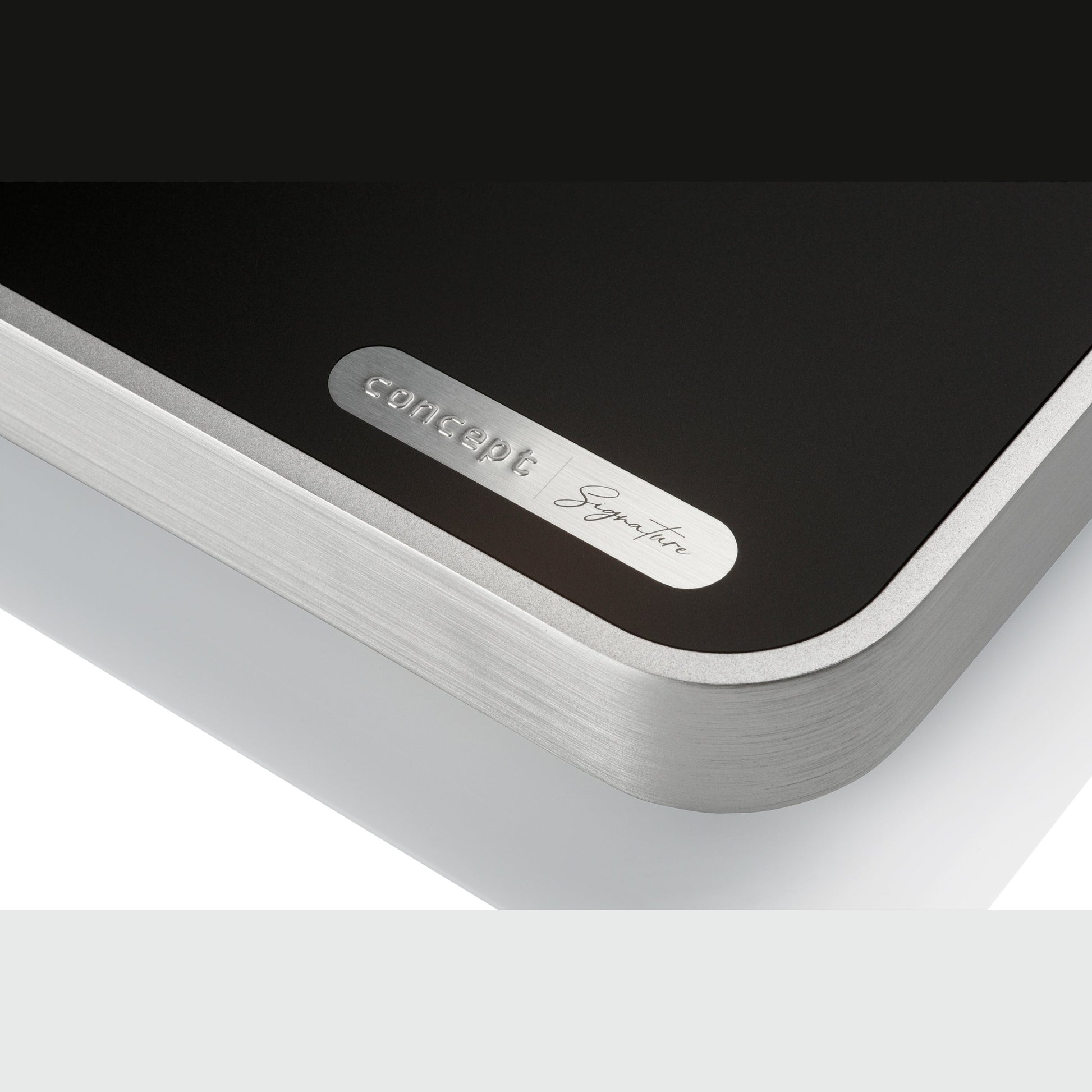 Clearaudio concept Signature Plattenspieler Detailansicht Namenszug auf der Chassis-Ecke, Silber