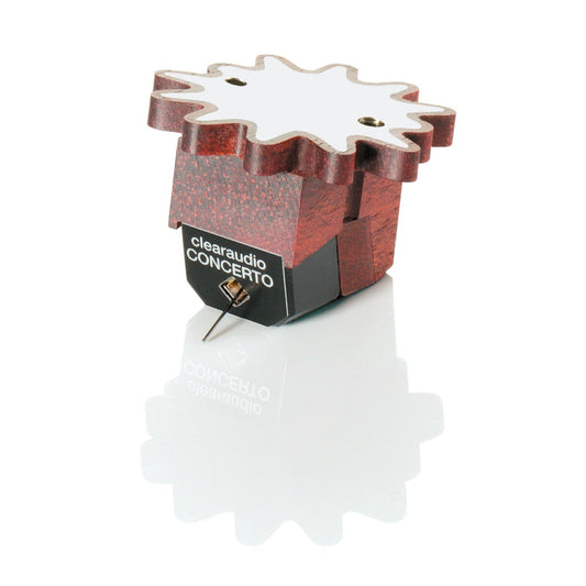 Clearaudio Concerto V2 Moving-Coil-Tonabnehmer Schrägansicht, rotes Holzgehäuse mit Zahnrad-Deckplatte