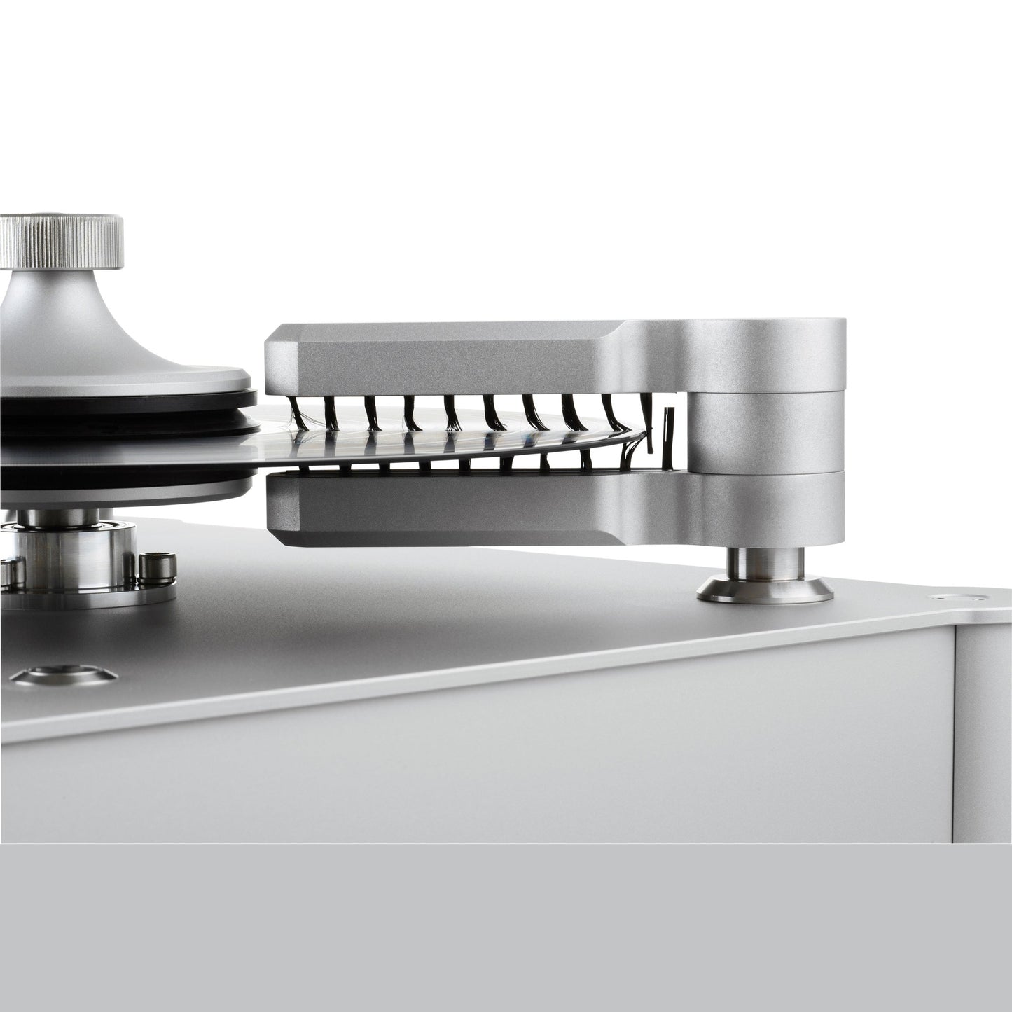 Clearaudio Double Matrix Professional Sonic Plattenwaschmaschine Silber Detailansicht Absaugarm und Schallplatte