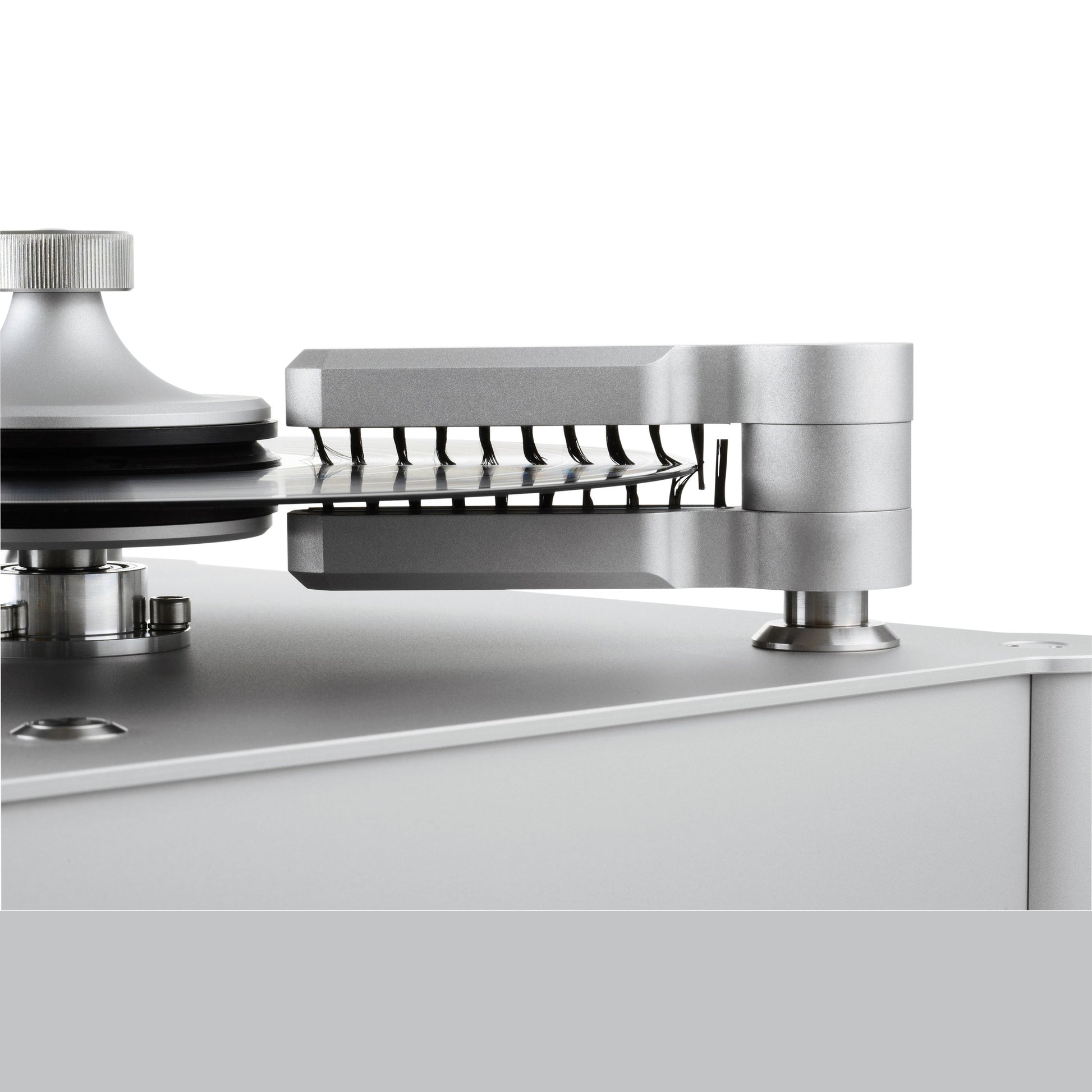 Clearaudio Double Matrix Professional Sonic Plattenwaschmaschine Silber Detailansicht Absaugarm und Schallplatte