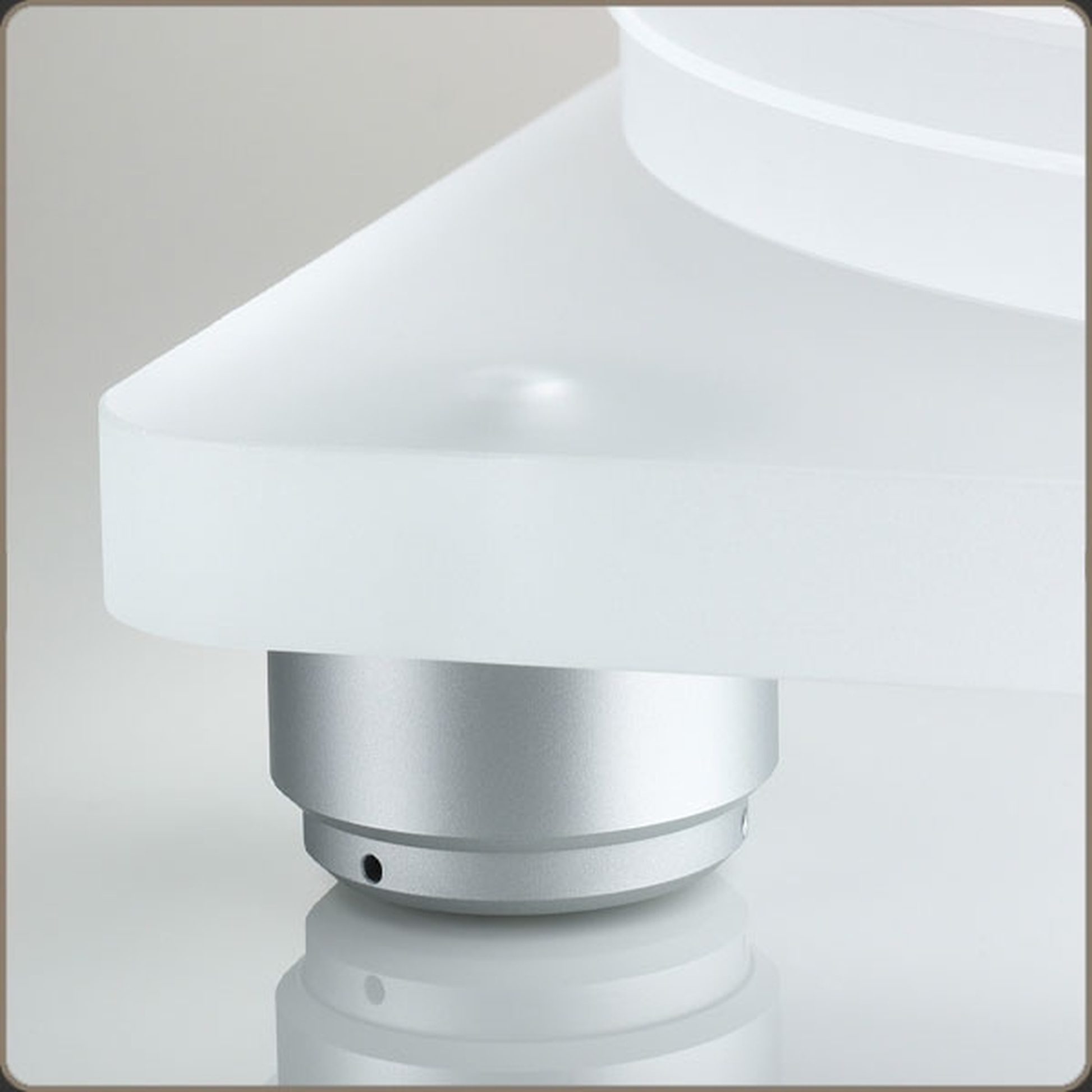 Clearaudio Emotion SE Plattenspieler Detailansicht Aluminiumfuss an der Acrylzarge