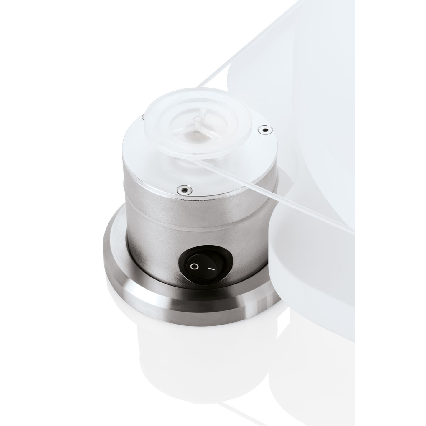 Clearaudio Emotion SE Plattenspieler Detailansicht Motor mit Riemenantrieb und Netzschalter