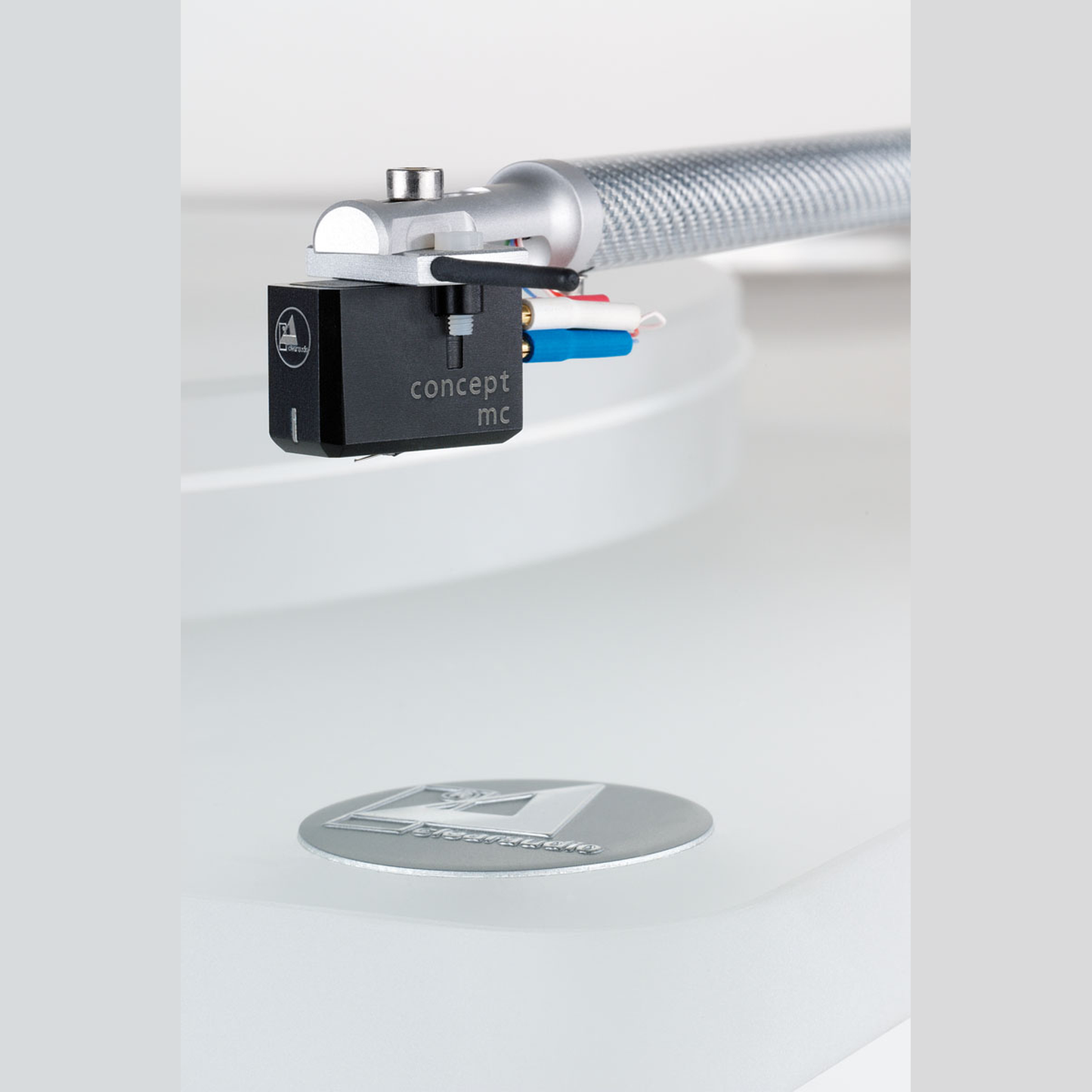 Clearaudio Emotion SE Plattenspieler Detailansicht Headshell mit Tonabnehmer am Tonarmrohr