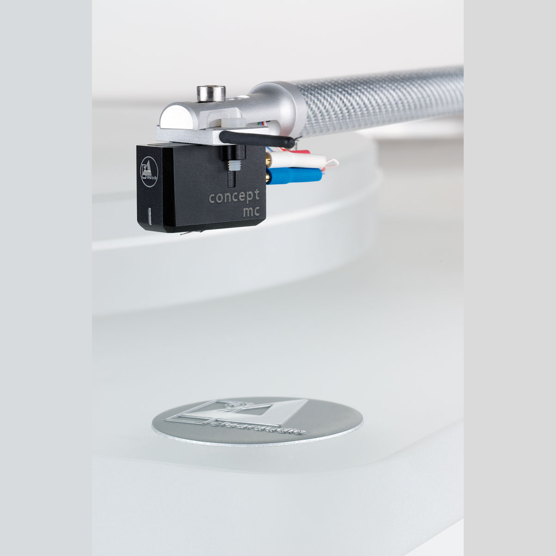 Clearaudio Emotion SE Plattenspieler Detailansicht Headshell mit Tonabnehmer am Tonarmrohr